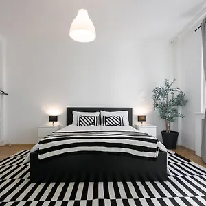 https://operastreet-black-white-apartment.vienna-besthotels.com